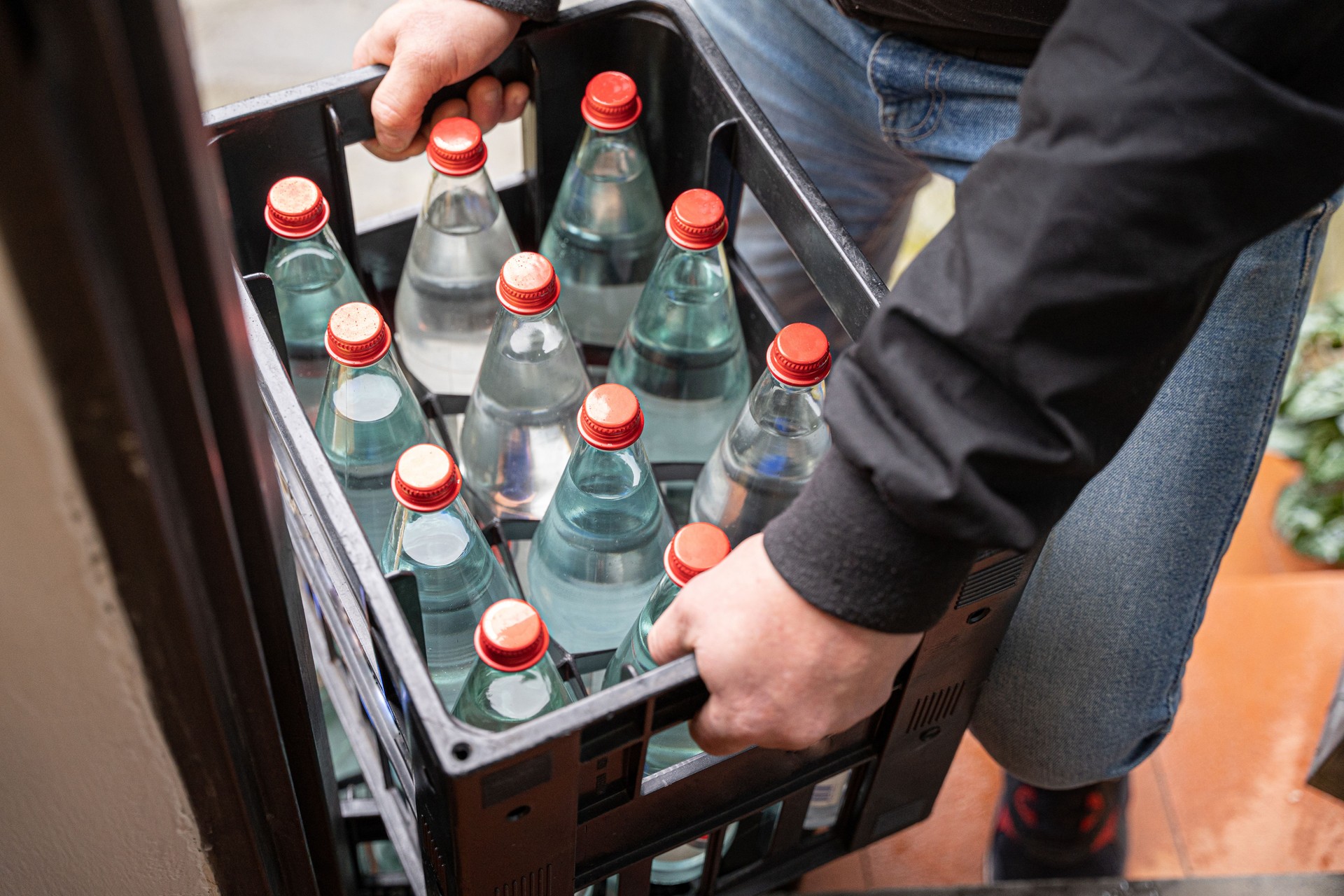 primer plano de la entrega de botellas de agua